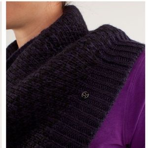 Lululemon Infinitely Mad Scarf- Black/Black Swan